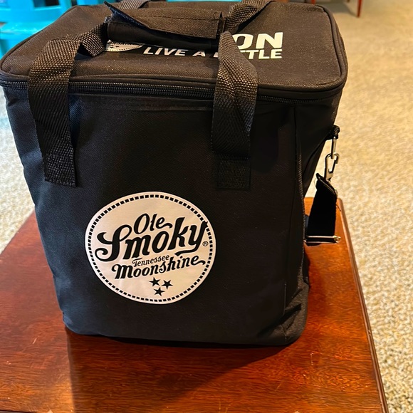 New Ole Smoky moonshine cooler or picnic tote. Will hold two six packs of cans - Picture 1 of 3